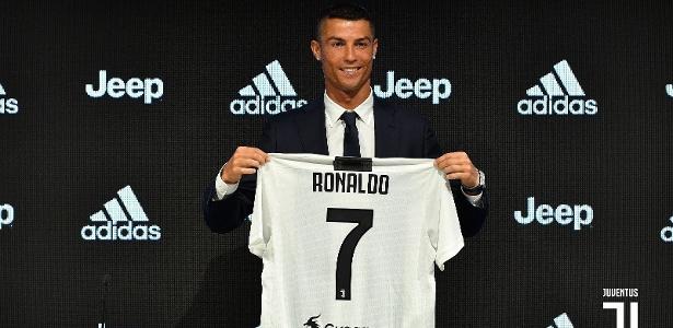 Cristiano Ronaldo será parceiro de Douglas Costa a partir desta temporada - Juventus/Divulgação