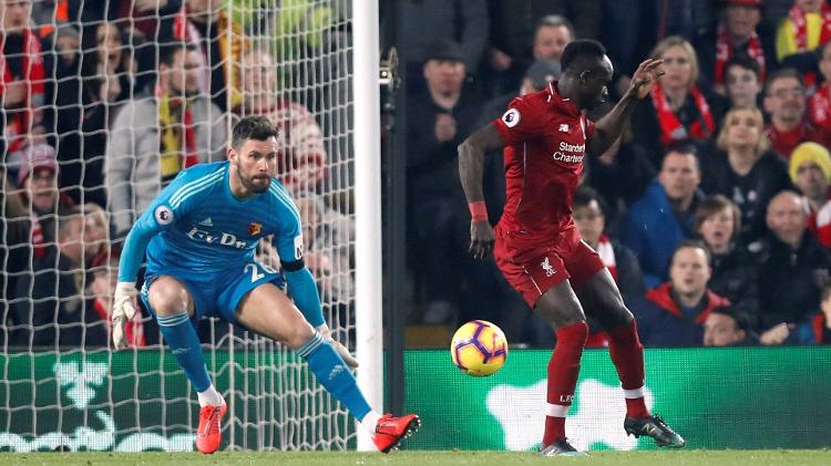 De calcanhar, Sadio Mané fez 2 a 0 para o Liverpool ainda no primeiro tempo diante do Watford - Russell Cheyne/Reuters - Russell Cheyne/Reuters