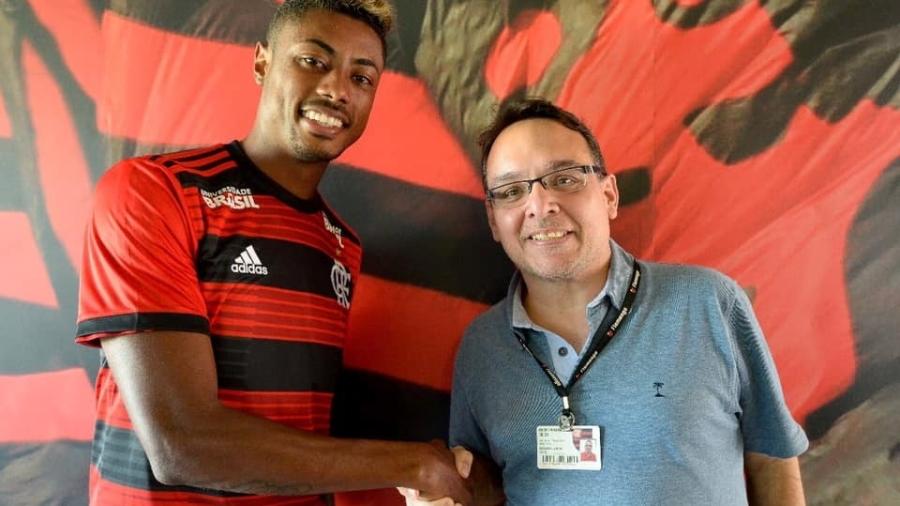 Diretor do Flamengo Aleksander Santos (d) recebe o reforço Bruno Henrique (e) no CT Ninho do Urubu - Arquivo Pessoal