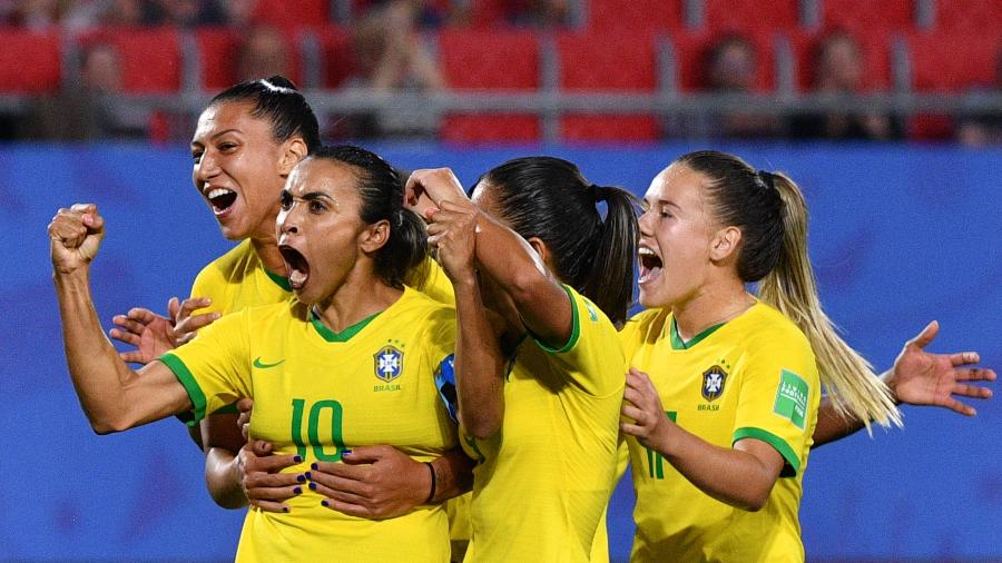 Marta comemora após marcar contra a Itália; seleção brasileira ainda não sabe quem enfrenta nas oitavas - Philippe Huguen/AFP