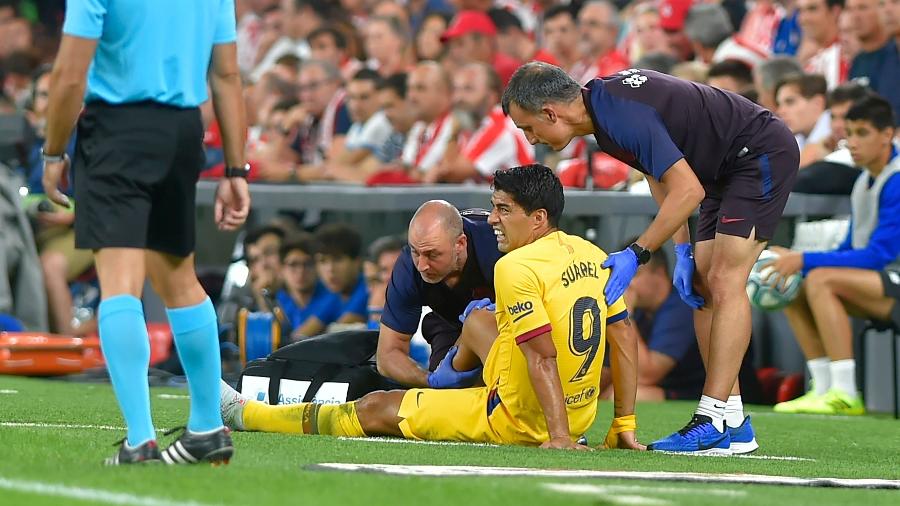 Segundo comunicado do Barça, uruguaio sofre "uma lesão no músculo sóleo da perna direita" - ANDER GILLENEA / AFP