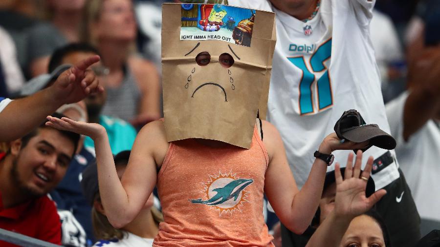 Torcedora do Miami Dolphins usa saco de papel na cabeça para brincar com situação do time durante derrota para o Dallas Cowboys - Matthew Emmons/USA TODAY Sports