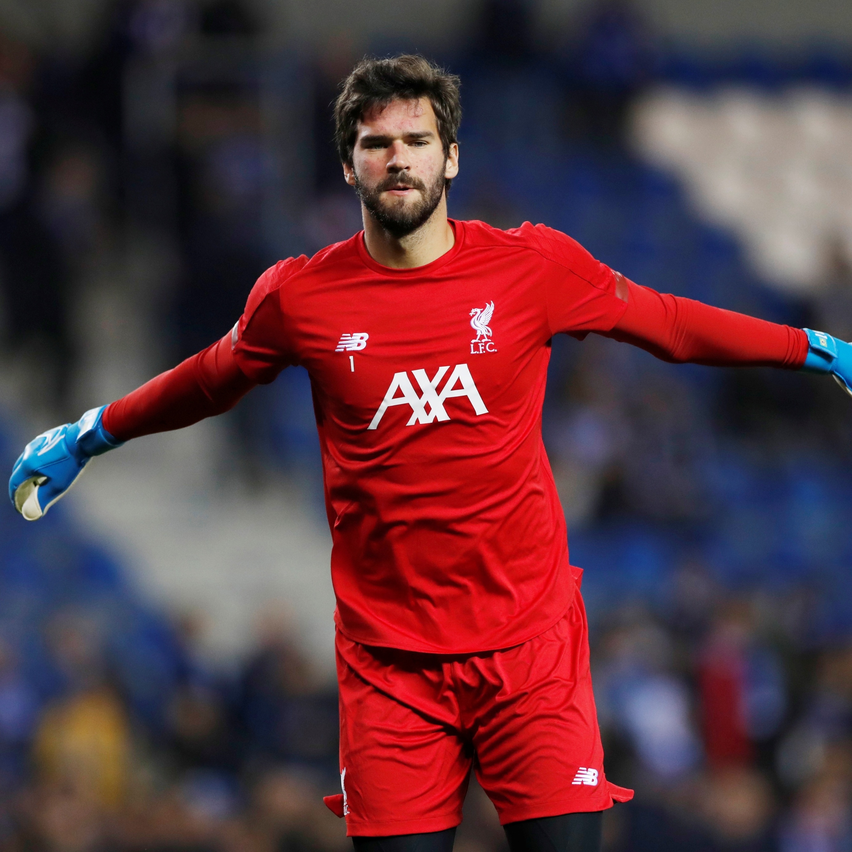 Alisson é eleito melhor goleiro do mundo no prêmio Bola de Ouro