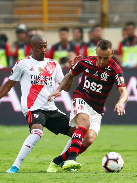 Rafinha disputa bola com De La Cruz, durante final da Libertadores entre Flamengo e River Plate -  REUTERS/Pilar Olivares