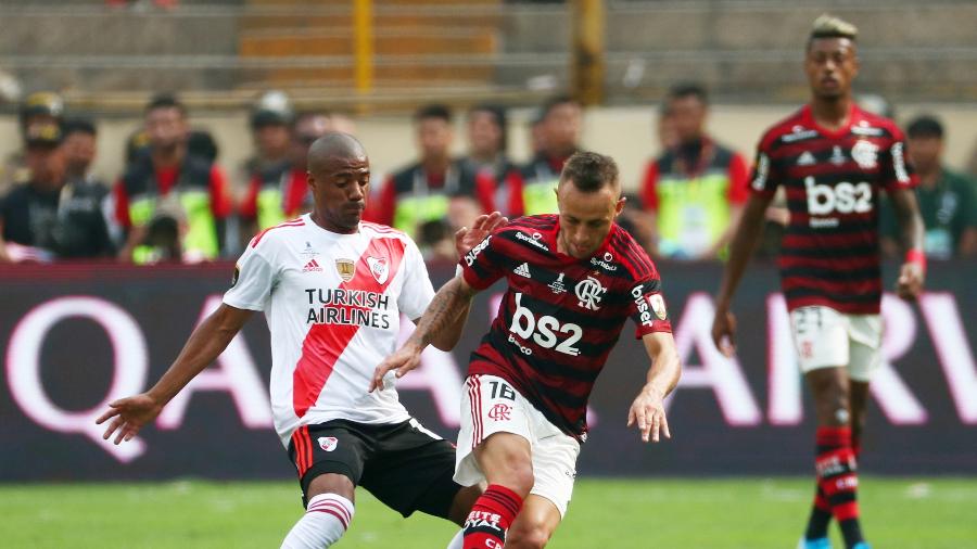 Rafinha disputa bola com De La Cruz, durante final da Libertadores entre Flamengo e River Plate -  REUTERS/Pilar Olivares