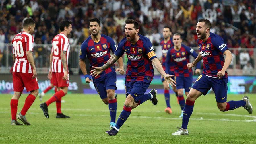 Messi comemora após marcar gol de falta no duelo contra o Atlético de Madri, pela Supercopa da Espanha - Sergio Perez/Reuters