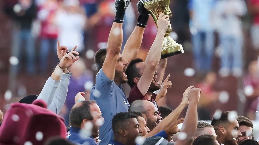 Jogadores do Caxias levantam a taça de Campeão na cerimônia de premiação, após vitoria contra o Grêmio - Pedro H. Tesch/AGIF