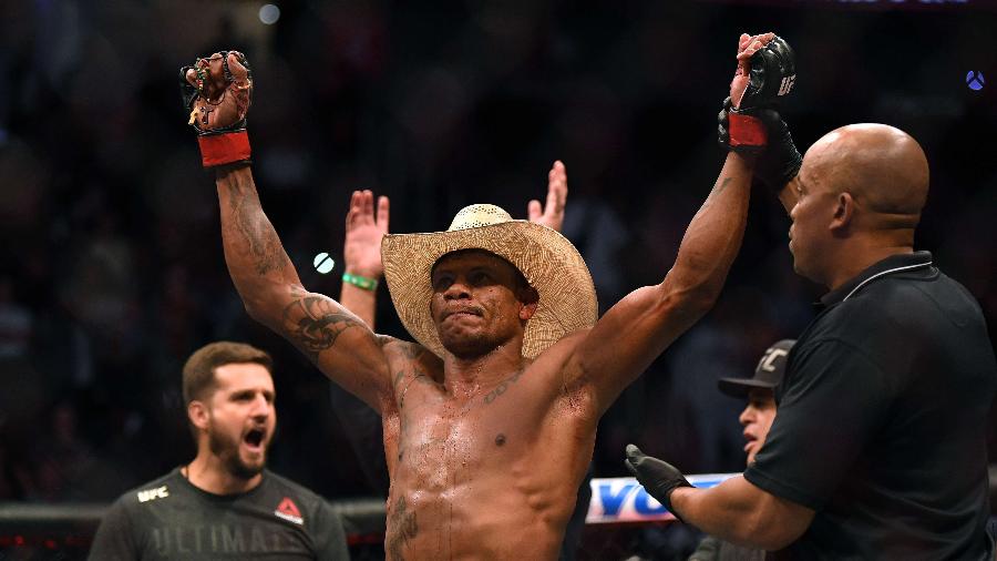 Alex "Cowboy" chegou a segunda vitória consecutiva pelo UFC - Harry How/Getty Images/AFP 