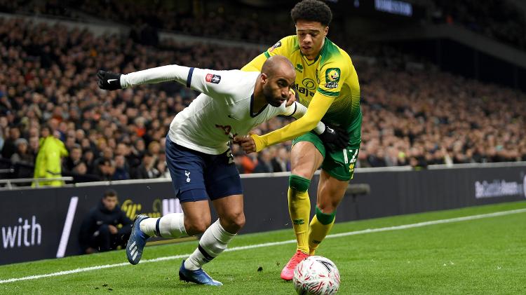 Lucas Moura disputa bola com Jamal Lewis em jogo do Inglês; os dois se reencontrarão no São Paulo