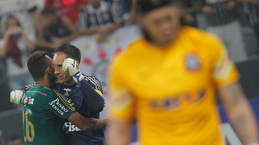 Fernando Prass vibra após fazer a defesa contra o Corinthians e classificar o Palmeiras para a final do Paulistão - Reinaldo Canato/UOL