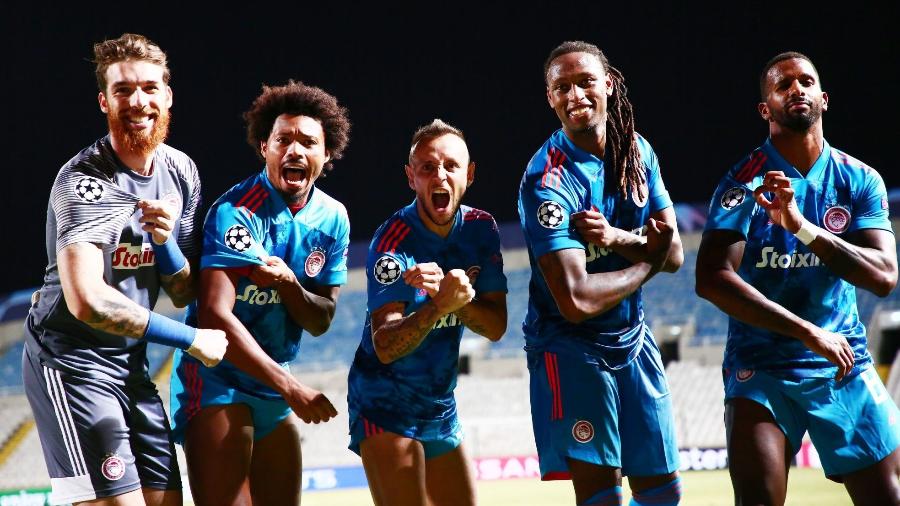 Rafinha (centro) comemora com jogadores do Olympiacos após classificação à fase de grupos da Champions League - Divulgação/Olympiacos