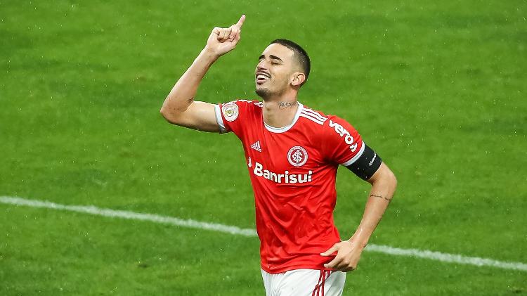 Thiago Galhardo celebrates Inter's goal against Grêmio - Pedro H. Tesch / AGIF - Pedro H. Tesch / AGIF