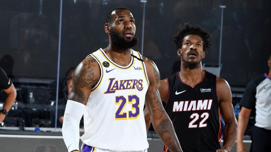 LeBron James e Jimmy Butler disputam jogo 3 das finais da NBA, entre Los Angeles Lakers e Miami Heat - Andrew D. Bernstein/NBAE via Getty Images