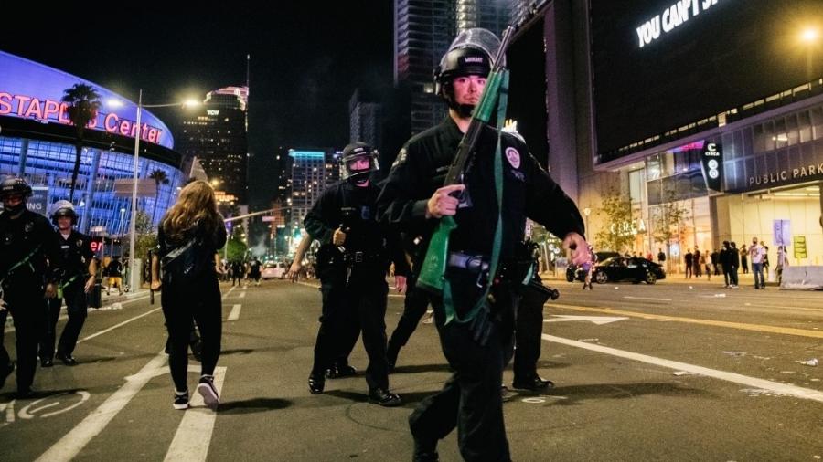Policiais patrulham ruas de Los Angeles após título dos Lakers pela NBA - Brandon Bell/Getty Images/AFP