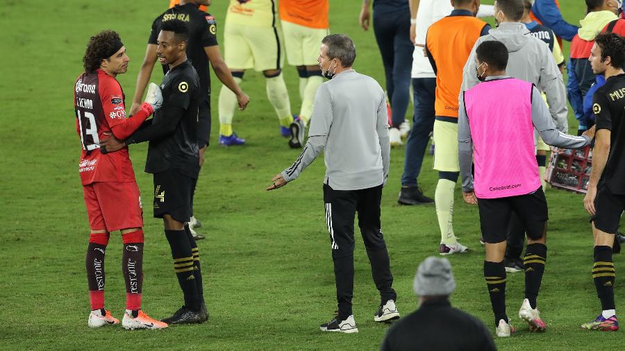 Lance envolvendo Ochoa e Atuesta causou confusão nas semifinais da Liga dos Campeões da Concacaf - Alex Menendez/AFP