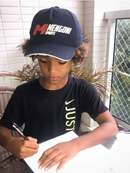 Kauan Basile, de apenas 8 anos, assinou contrato com a Nike - Reprodução