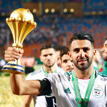 Mahrez, capitão da Argélia, com o troféu da CAN-2019: astro nasceu na França