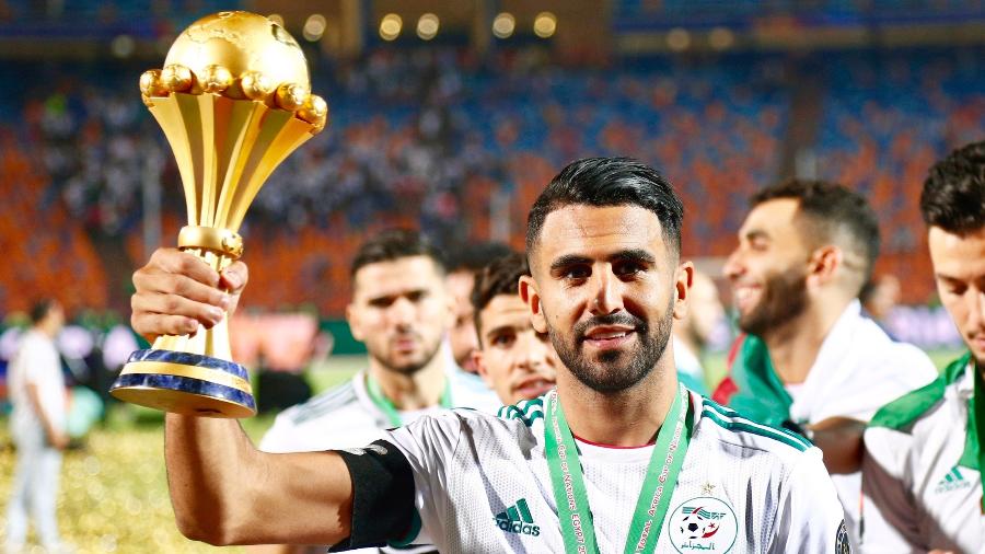 Mahrez, capitão da Argélia, com o troféu da Copa Africana de Nações de 2019 - NurPhoto/NurPhoto via Getty Images