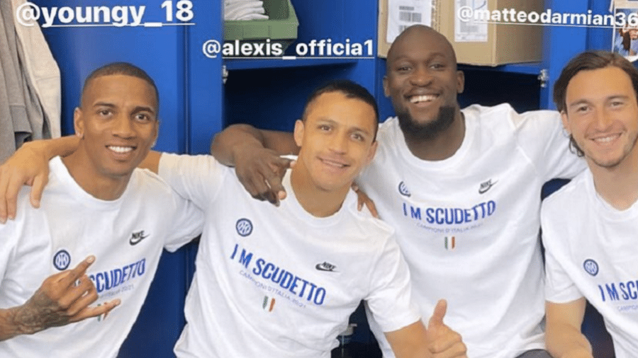 Ex-atletas do United, Ashley Young, Alexis Sanchez e Matteo Darmian posaram com atacante belga - Reprodução/Instagram