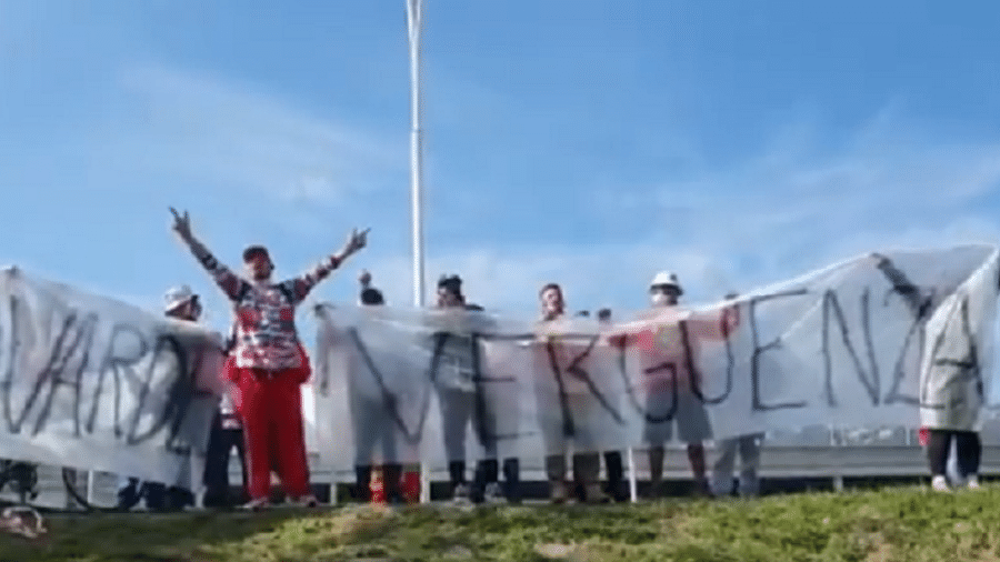 Torcedores do Inter protestam durante treinamento do time - Reprodução/Twitter