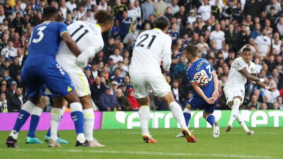 Raphinha acertou um foguete para empatar o jogo para o Leeds contra o Everton - Jan Kruger/Getty Images