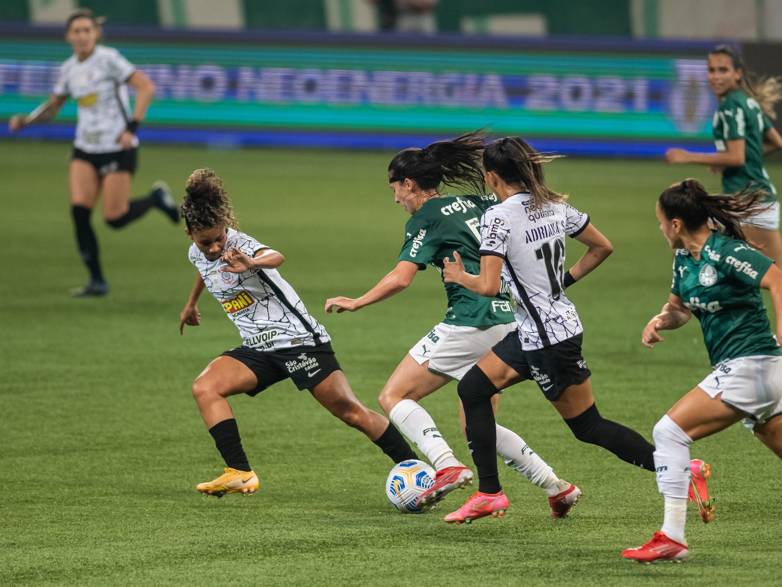 Palmeiras figura em lista da IFFHS de melhores times do futebol feminino;  atletas do Corinthians ironizam