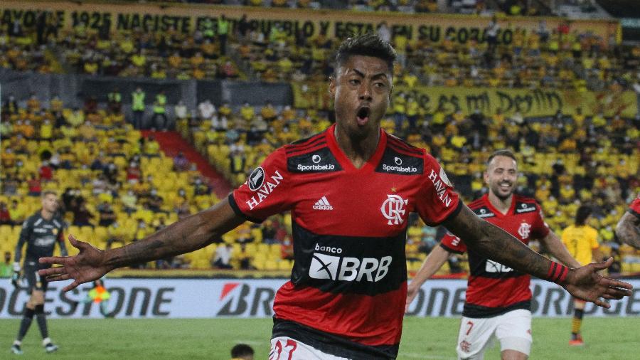 Bruno Henrique e Éverton Ribeiro comemoram gol do camisa 27 do Flamengo, contra o Barcelona-EQU - API/AGIF