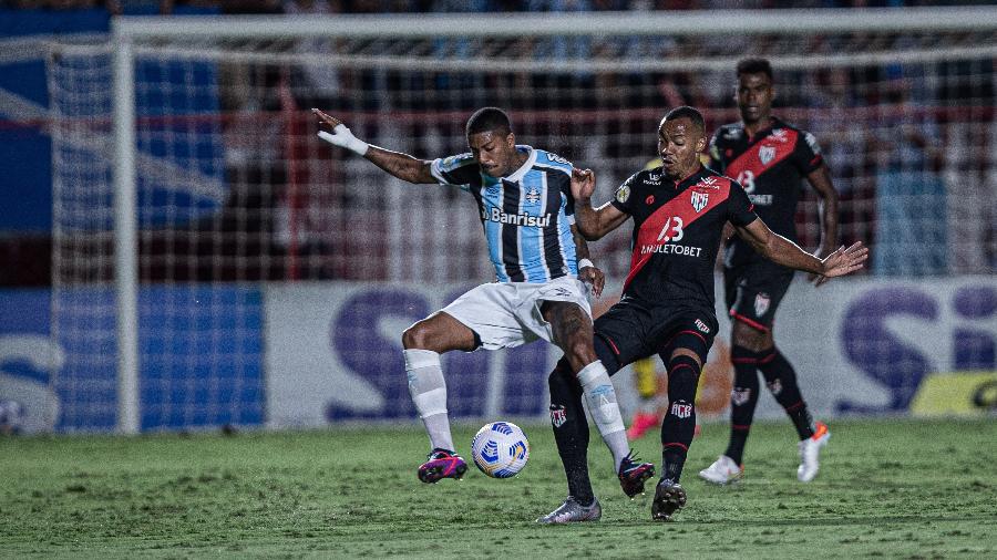Jean Pyerre, do Grêmio, disputa com Marlon Freitas, do Atlético-GO, em jogo do Brasileirão - Heber Gomes/AGIF