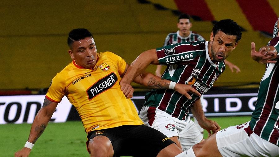Pineida disputa bola com Fred em jogo pela Libertadores: lateral do Barcelona-EQU chegará por empréstimo - Mailson Santana / Fluminense