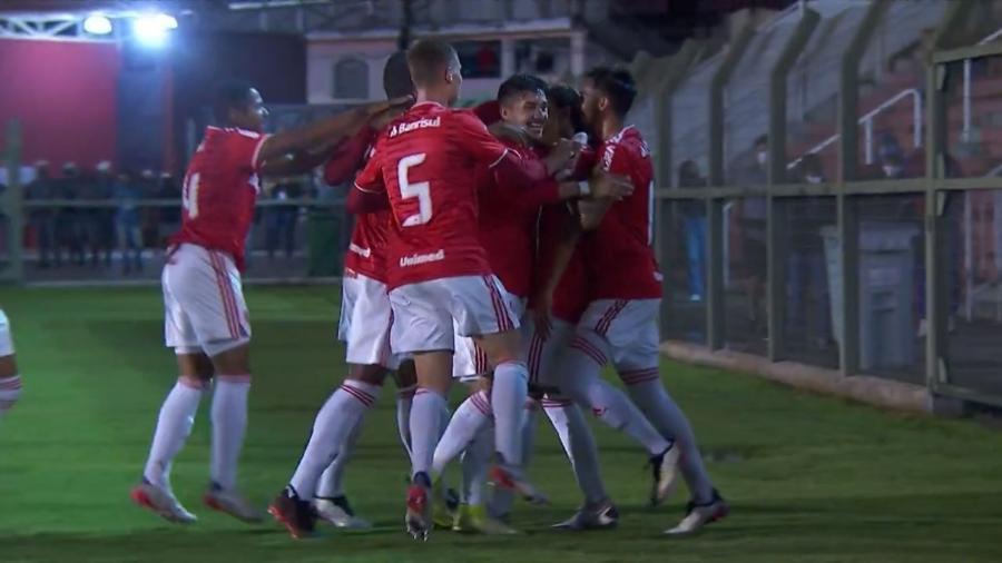 Jogadores do Inter comemoram o primeiro gol na vitória sobre o Flamengo-SP pela segunda fase da Copinha - Reprodução/SporTV