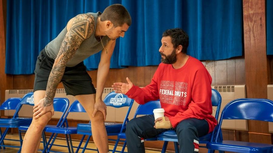 Adam Sandler e Juancho Hernangómez em cena de "Hustle", filme da Netflix sobre basquete - Divulgação/Netflix