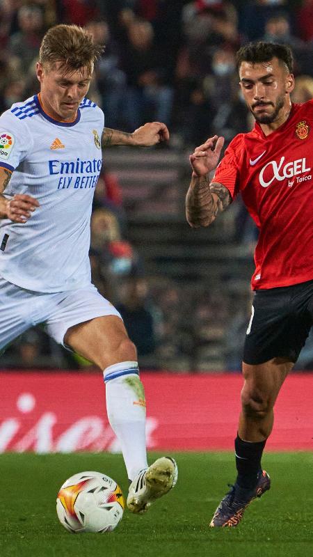 Antonio Sanchez, do Mallorca, e Toni Kroos, do Real Madrid, em jogo pelo Campeonato Espanhol - Rafa Babot/Getty Images - Rafa Babot/Getty Images