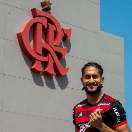 Pablo veste pela primeira vez a camisa do Flamengo - Marcelo Cortes/Flamengo