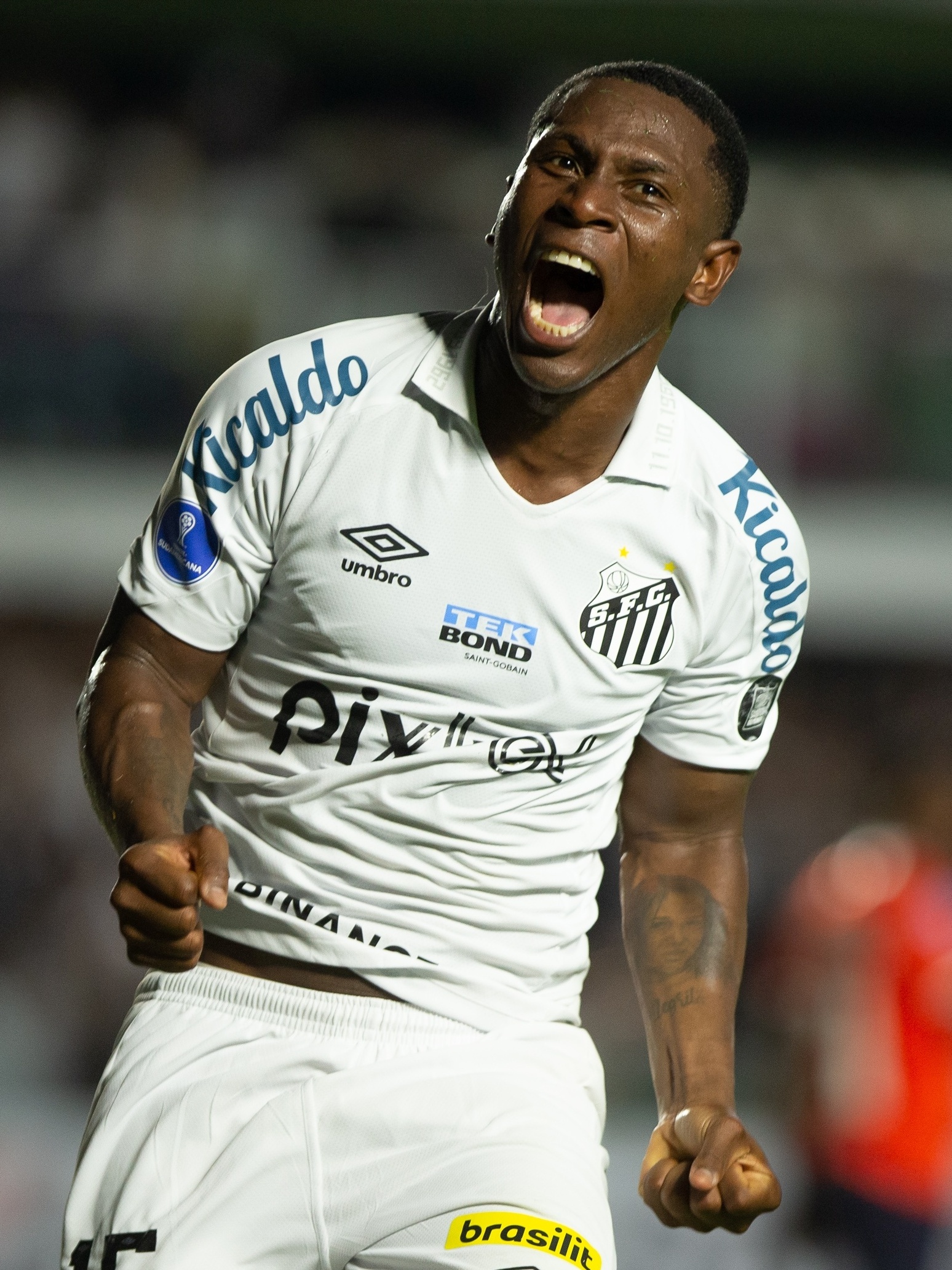 Santos anuncia contratação de Bryan Angulo com vínculo até junho