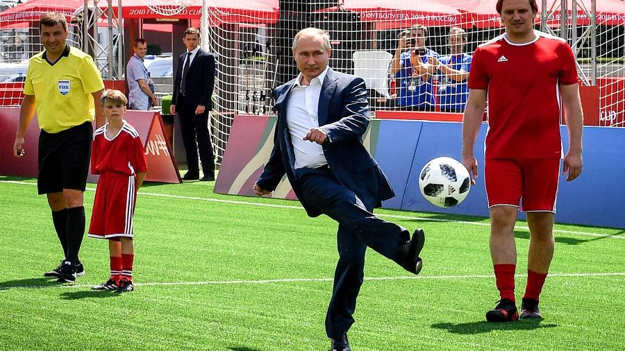 Putin chuta bola antes de partida de futebol em Moscou, no ano de 2018 - Yuri Kadobnov/AFP
