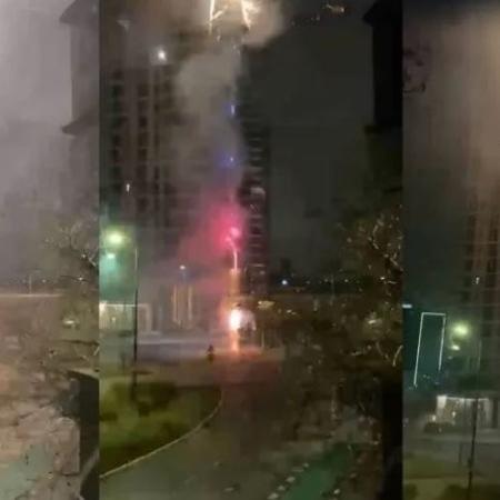 Torcida do Boca solta fogos em frente ao hotel onde o Corinthians está concentrado - Reprodução