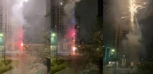 Aficionados de Boca hacen fuegos artificiales frente al Hotel Corintios