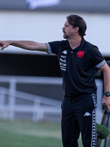 Mauricio Souza, ex-técnico do Vasco, durante jogo da equipe contra o Vila Nova - Isabela Azine/AGIF