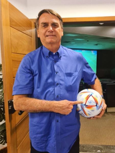 Bolsonaro recebeu uma bola de presente de Neymar - Reprodução/Twitter