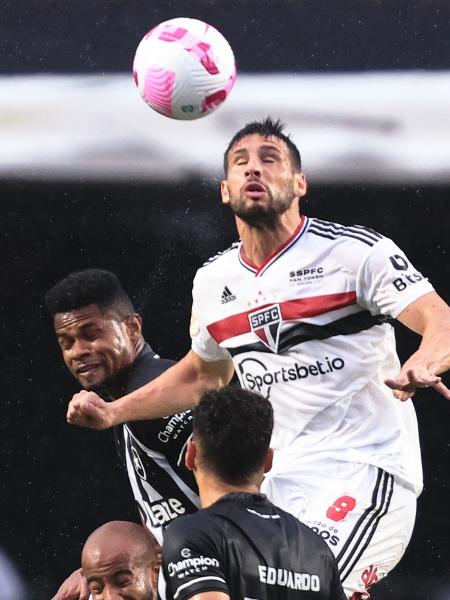 Calleri disputa bola no alto em São Paulo x Botafogo, pelo Brasileirão - Ettore Chiereguini/AGIF