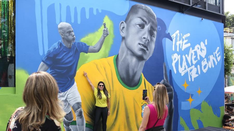 Turistas tiram foto em mural de Richarlison no Beco do Batman - Rogerio Fernandes/UOL