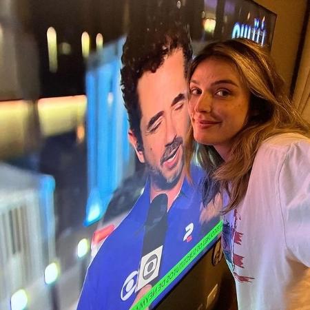 Rafa Brites posa "ao lado" do apresentador Felipe Andreoli, que cobre a Copa do Mundo pela TV Globo - Reprodução/Instagram