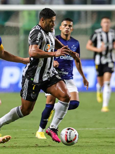 Hulk, do Atlético-MG, disputa a bola com jogadores do Cruzeiro no clássico pelo Campeonato Mineiro 2023 - Gilson Junio/AGIF