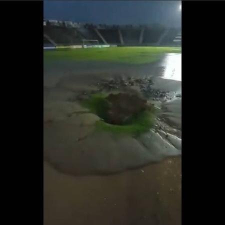 Estádio do Inter de Limeira ficou com uma cratera no gramado após temporal - Reprodução/Twitter