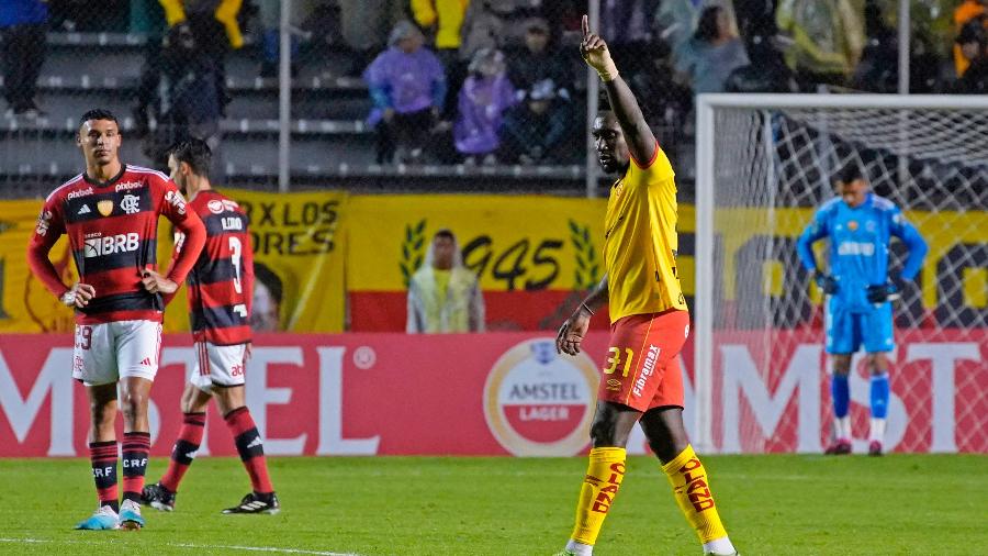 Alvo do Vitória, Erick Castillo comemora gol do Aucas contra o Flamengo, pela Libertadores