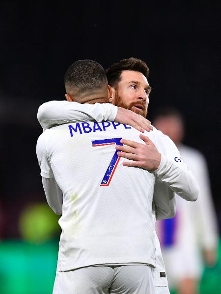 Kylian Mbappé e Lionel Messi comemoram o segundo gol do PSG sobre o Angers. - Aurelien Meunier/Getty Images