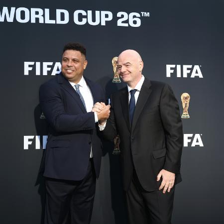 Ronaldo e Gianni Infantino durante evento da Fifa em Los Angeles, nos Estados Unidos - Katelyn Mulcahy - FIFA/FIFA via Getty Images