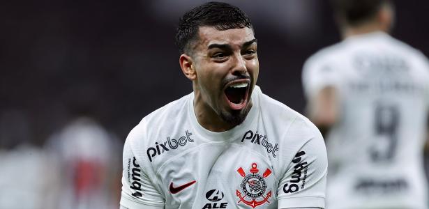 Santos avalia interesse em Matheus Bidu para possível negócio com Corinthians.