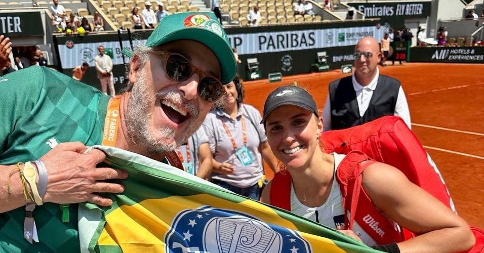 Paulo Nobre, ex-presidente do Palmeiras, tira foto com a tenista Bia Haddad após vitória em Roland Garros