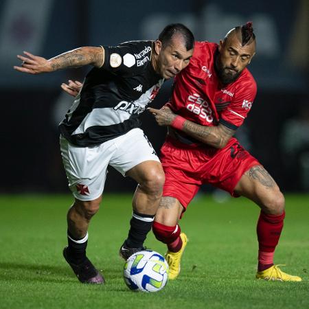 Medel e Vidal disputam a bola no jogo entre Vasco e Athletico-PR, pelo Brasileirão